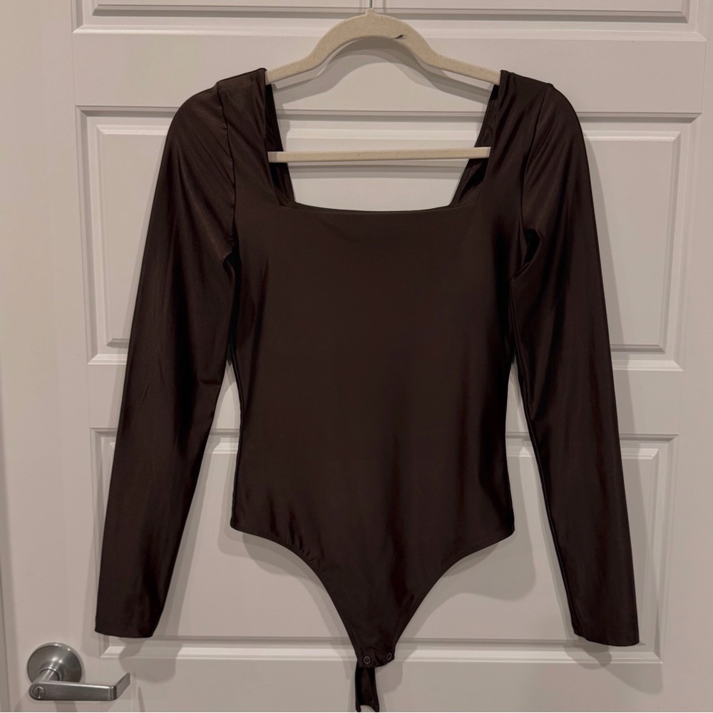 Aritzia Babaton Satinette Square-Neck Long Sleeve Bodysuit S Brown Effortless - Picture 3 of 6